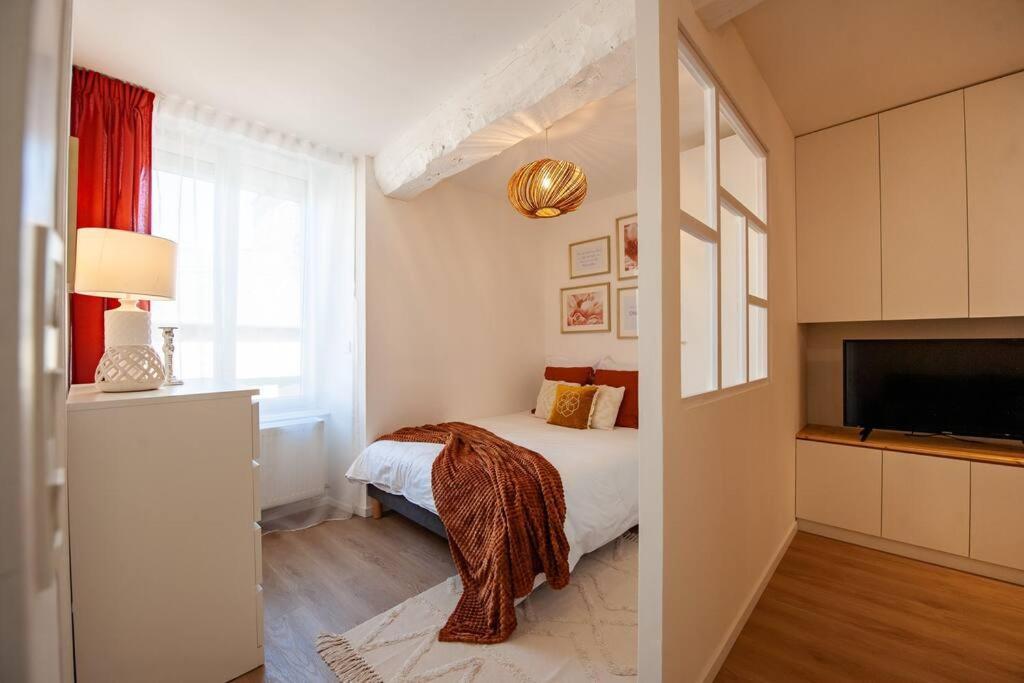 Le Cocoon - Appartement Dans Maison Du Xviieme Siecle Fougeres Exterior photo